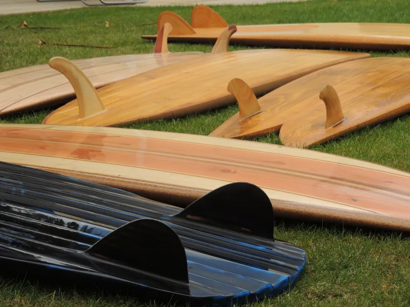 différentes planches en bois et en résines alan bretagne shape de planches de surf